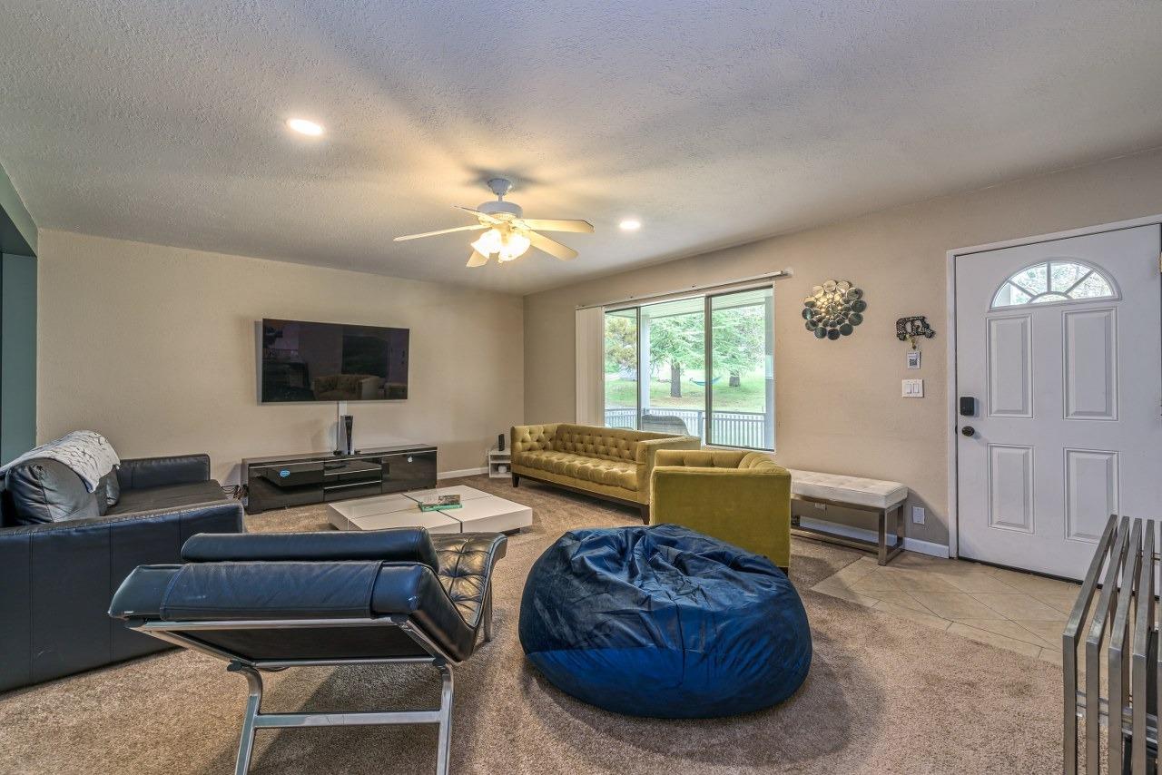 45221 Big Oak Ln, Oakhurst, CA 93644