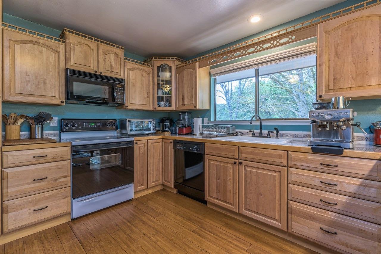 45221 Big Oak Ln, Oakhurst, CA 93644