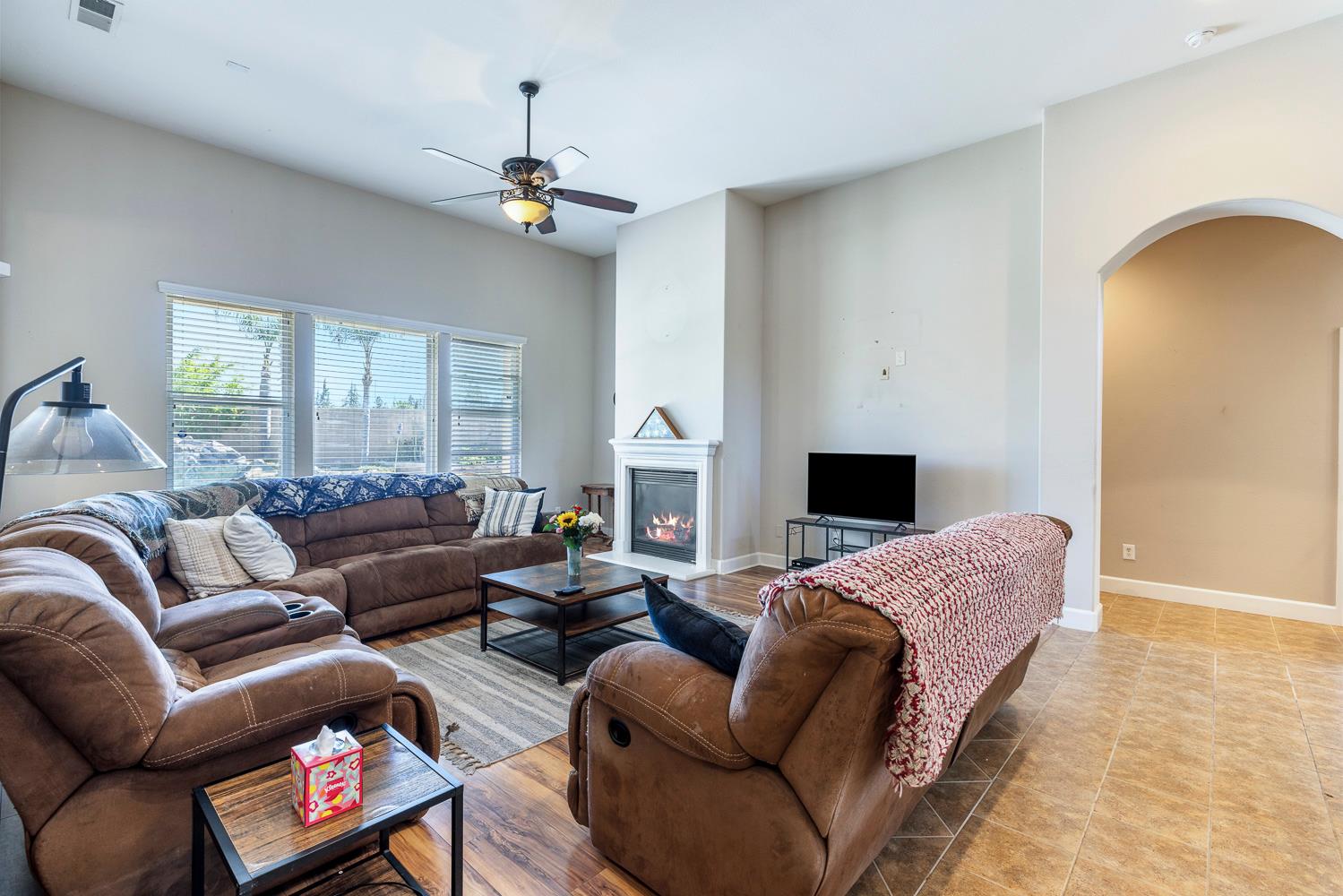 6008 W Wathen Ave, Fresno, CA 93722