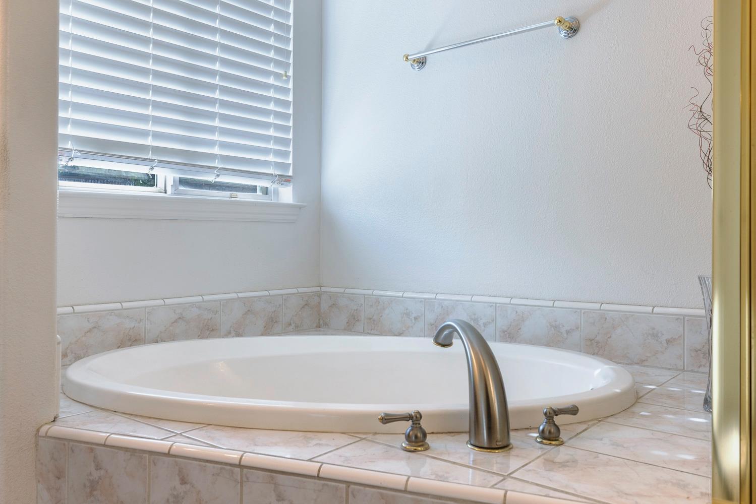 6008 W Wathen Ave, Fresno, CA 93722