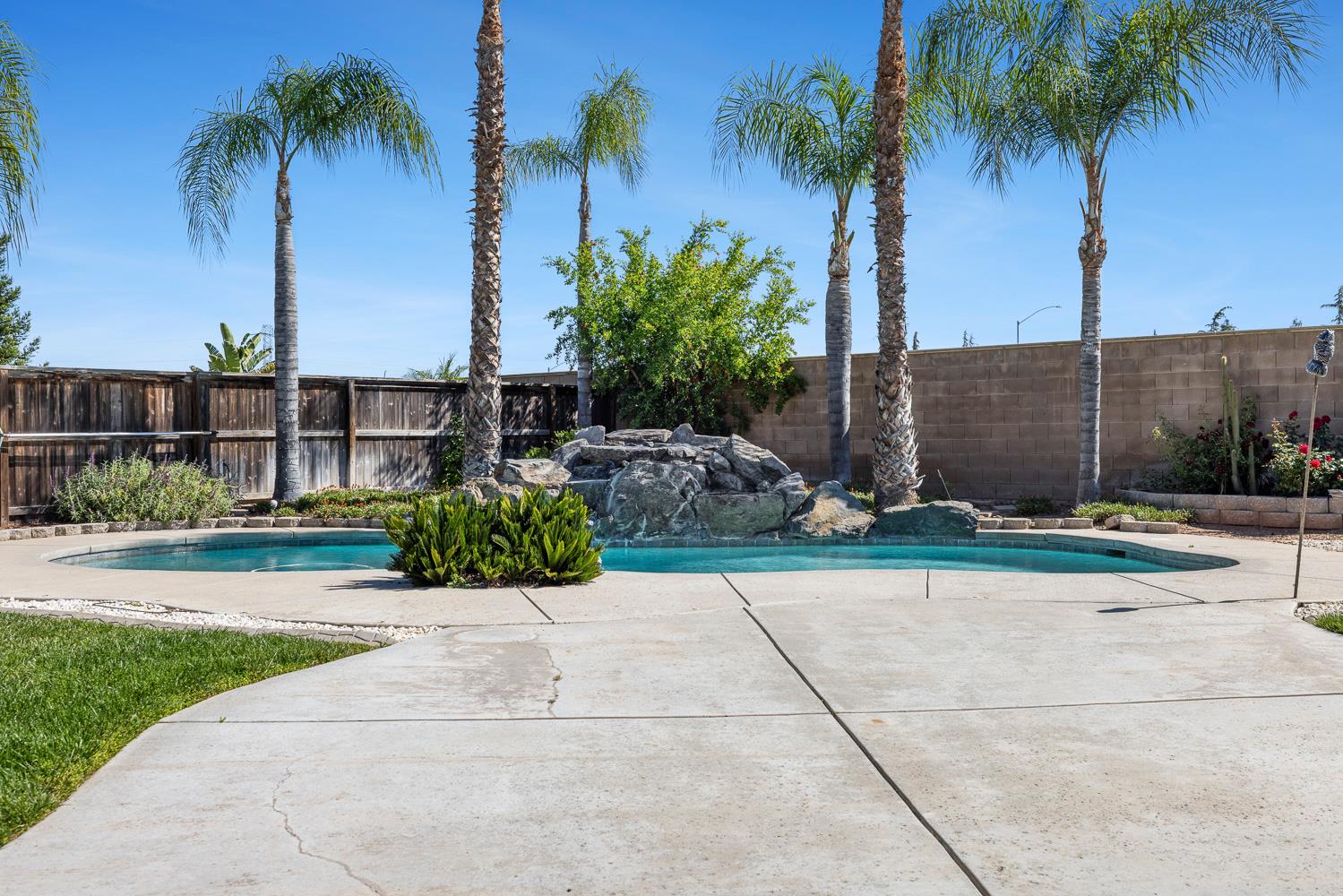 6008 W Wathen Ave, Fresno, CA 93722