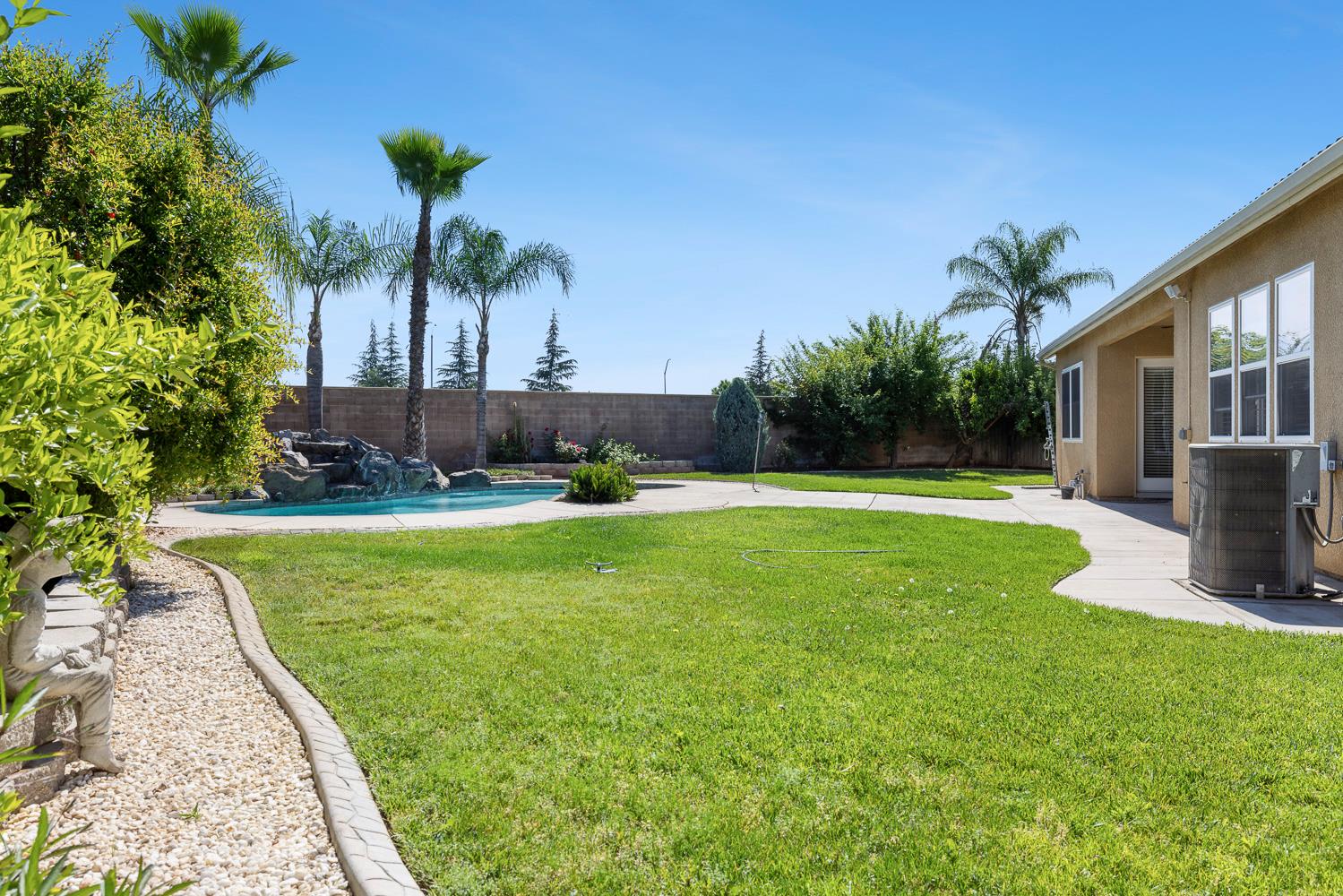 6008 W Wathen Ave, Fresno, CA 93722