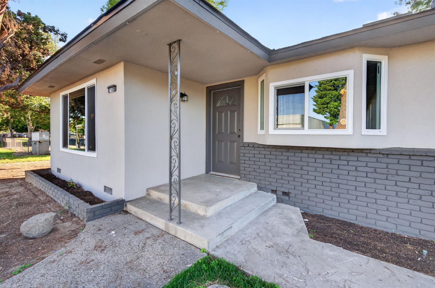 210 N Sunnyside Ave, Clovis, CA 93611
