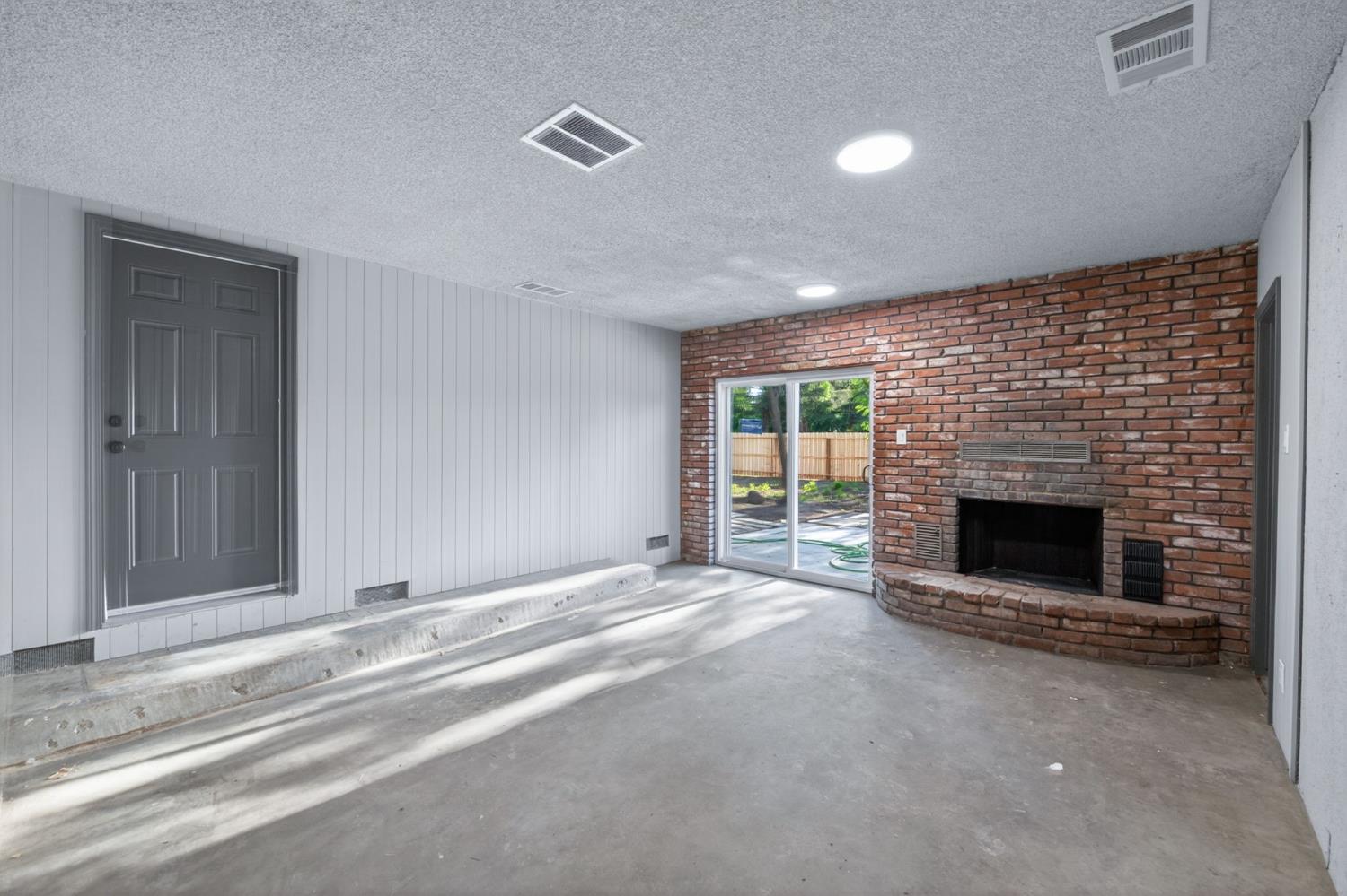 210 N Sunnyside Ave, Clovis, CA 93611