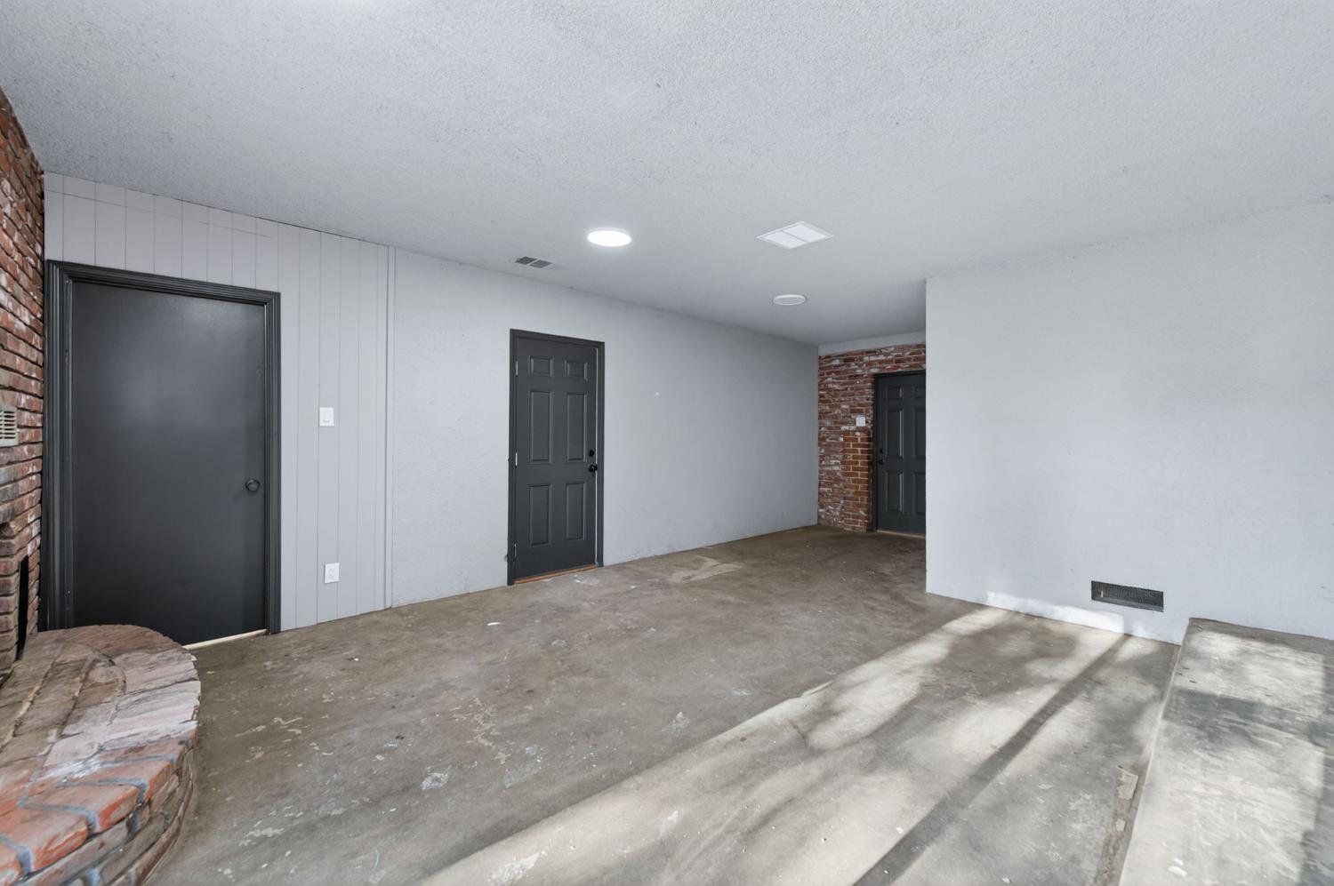 210 N Sunnyside Ave, Clovis, CA 93611