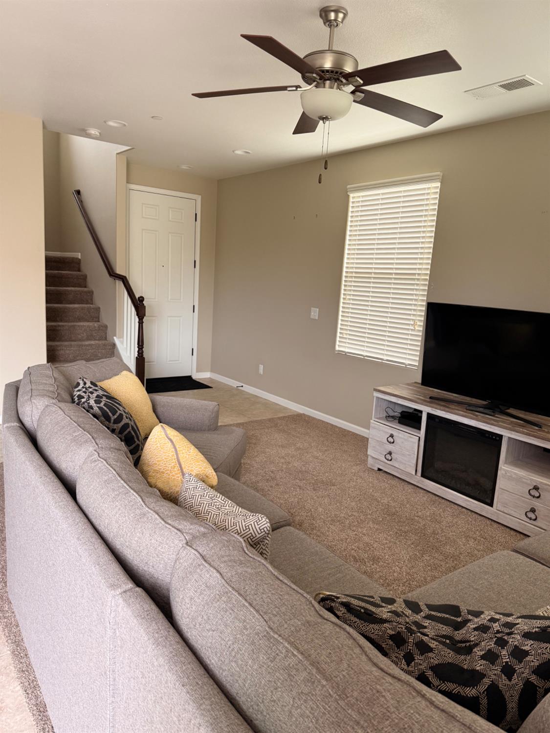 6153 W Marble Hill Dr, Fresno, CA 93722