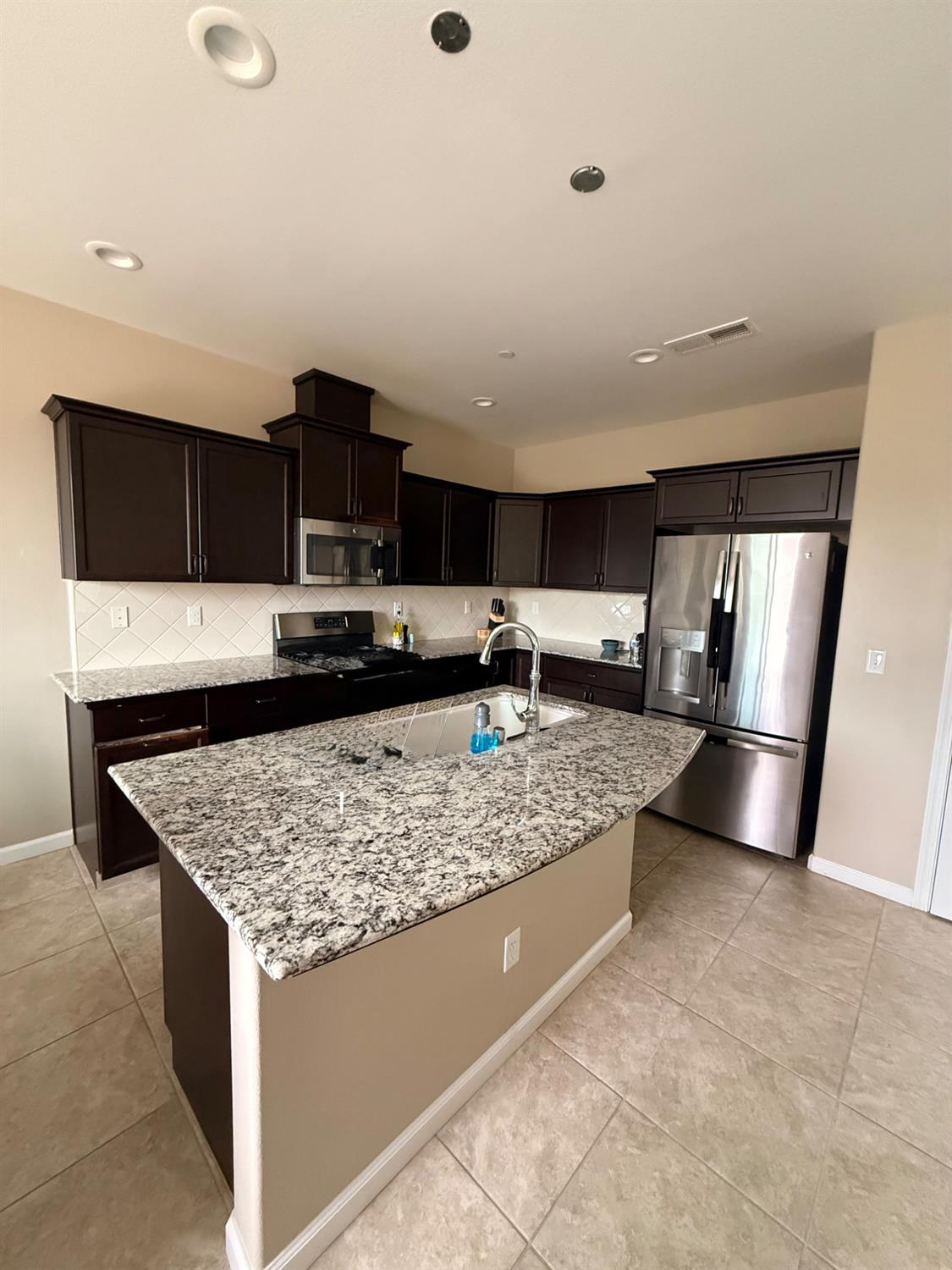 6153 W Marble Hill Dr, Fresno, CA 93722