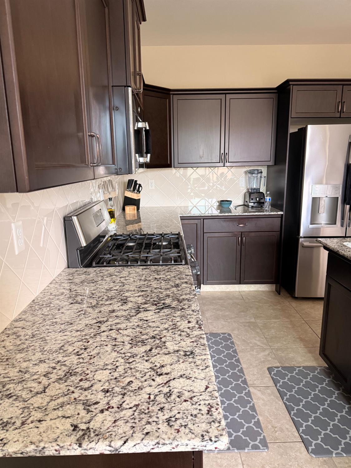 6153 W Marble Hill Dr, Fresno, CA 93722