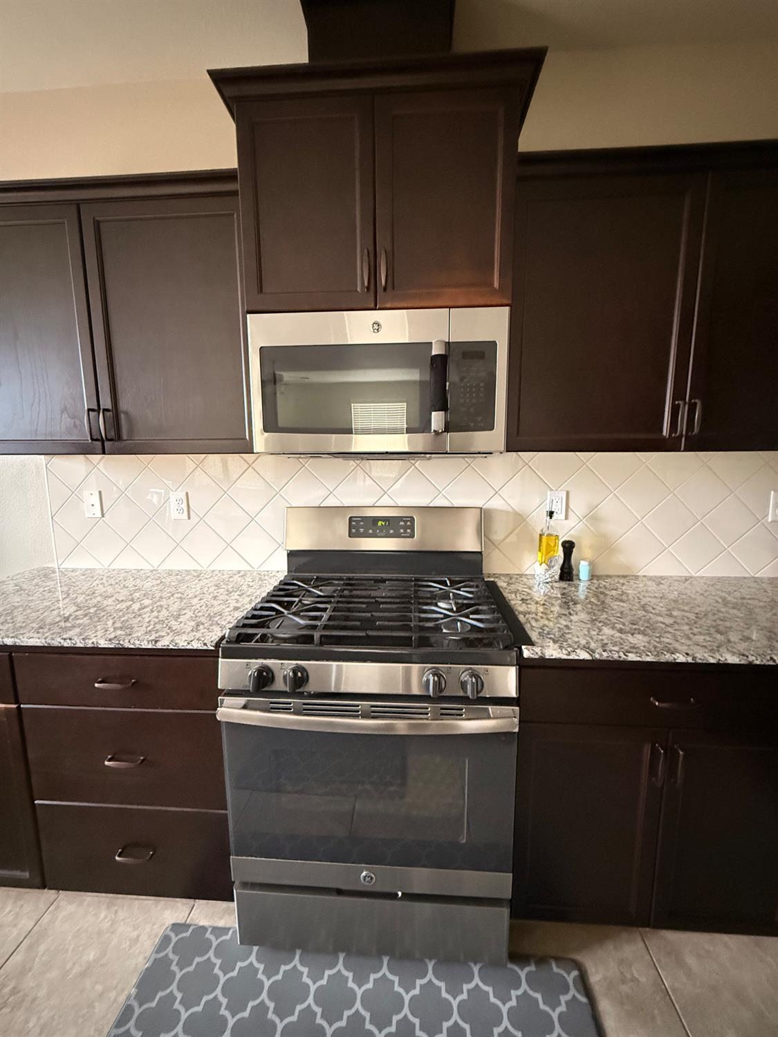 6153 W Marble Hill Dr, Fresno, CA 93722