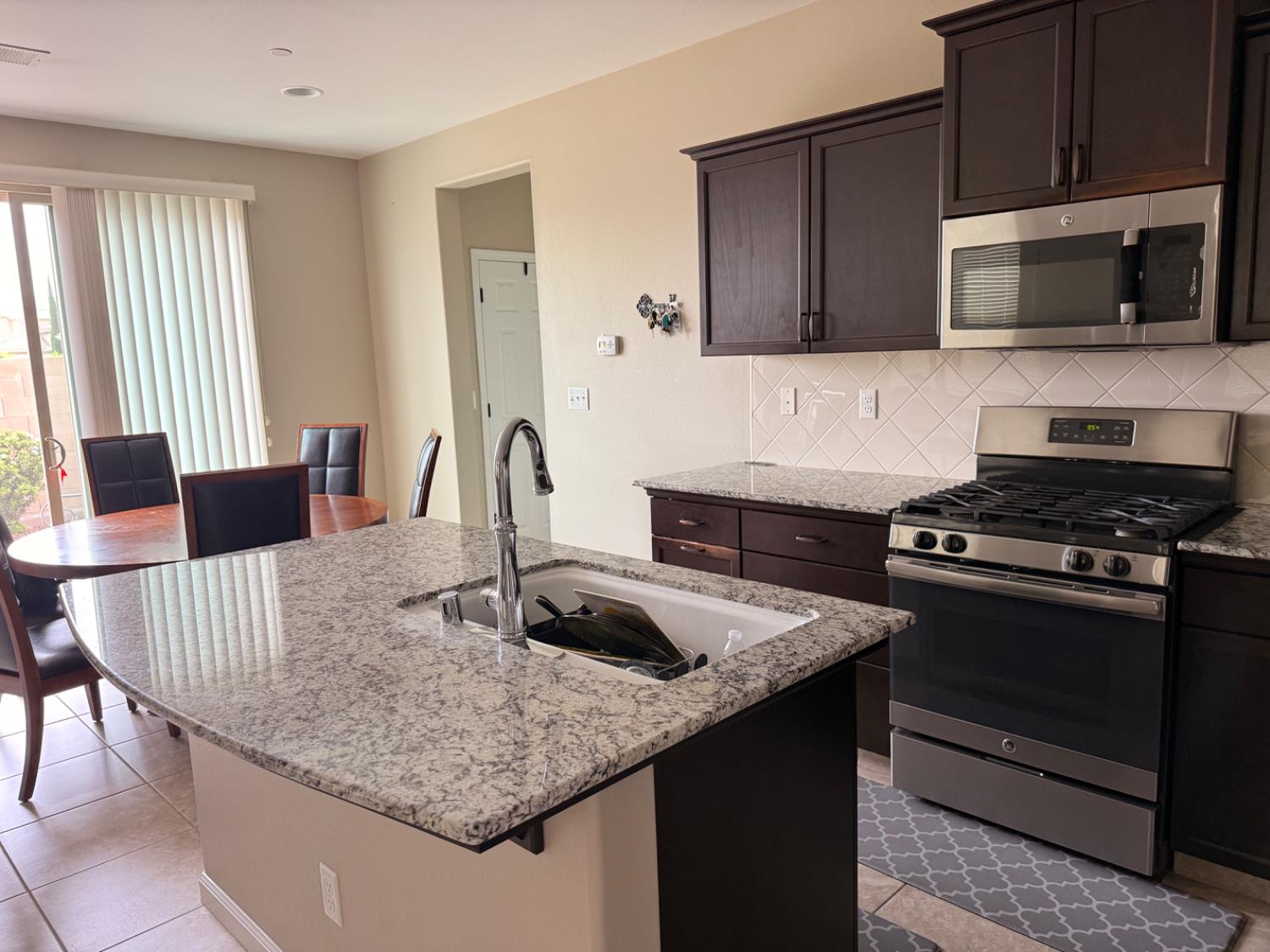 6153 W Marble Hill Dr, Fresno, CA 93722