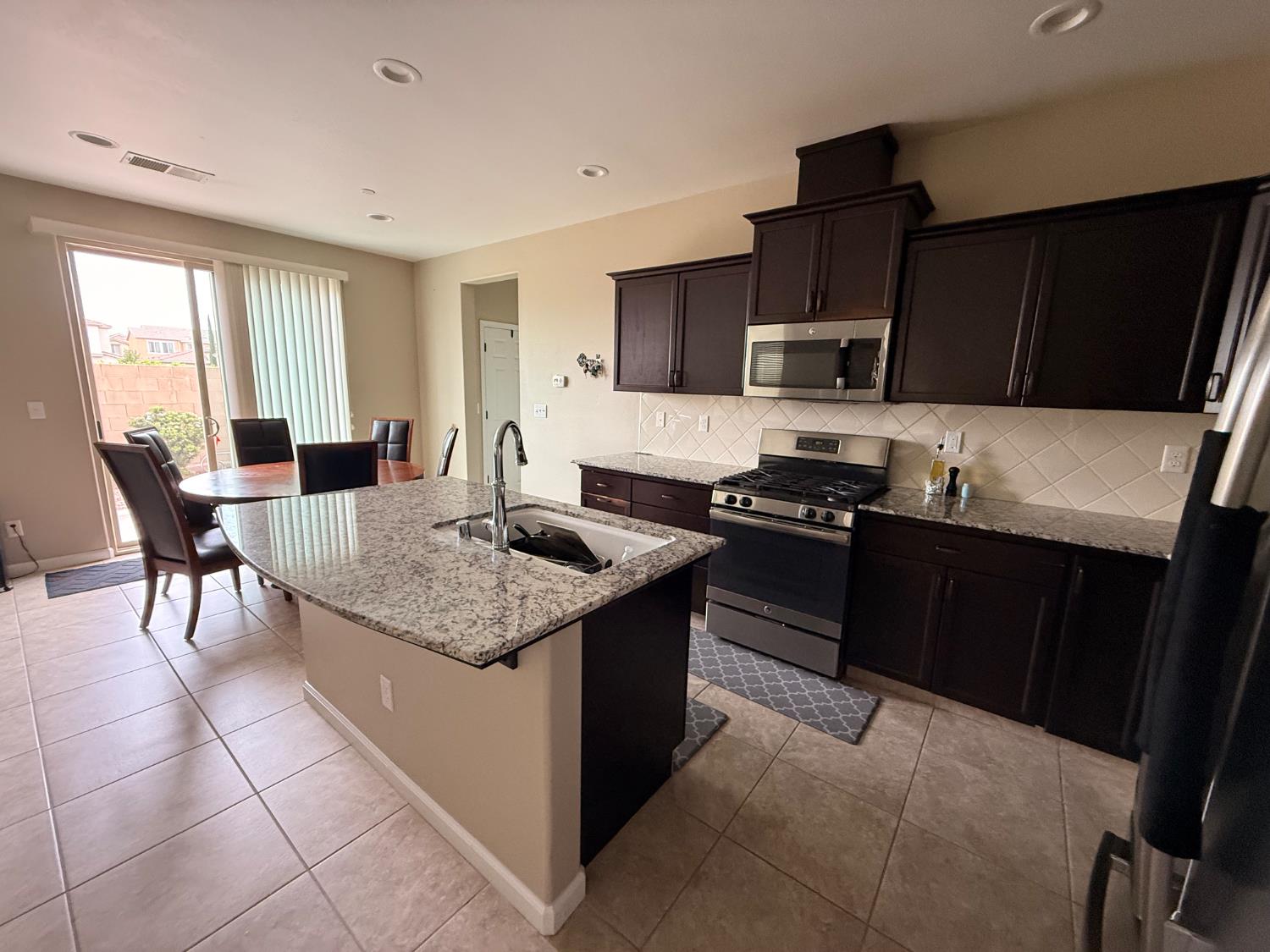 6153 W Marble Hill Dr, Fresno, CA 93722