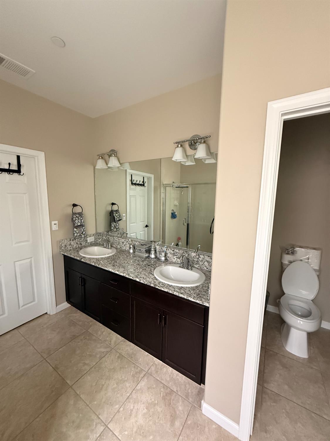 6153 W Marble Hill Dr, Fresno, CA 93722