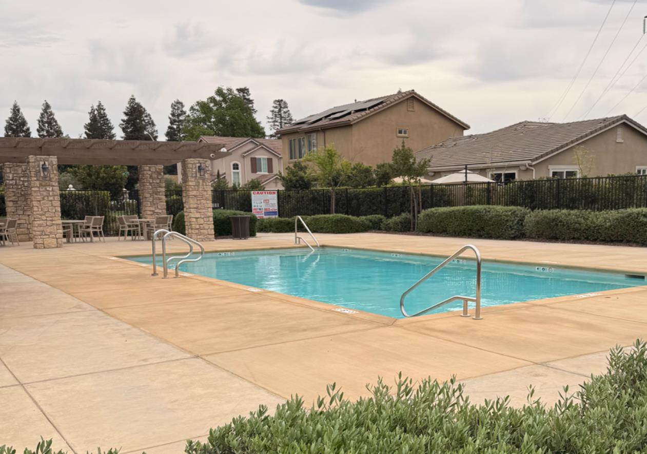 6153 W Marble Hill Dr, Fresno, CA 93722