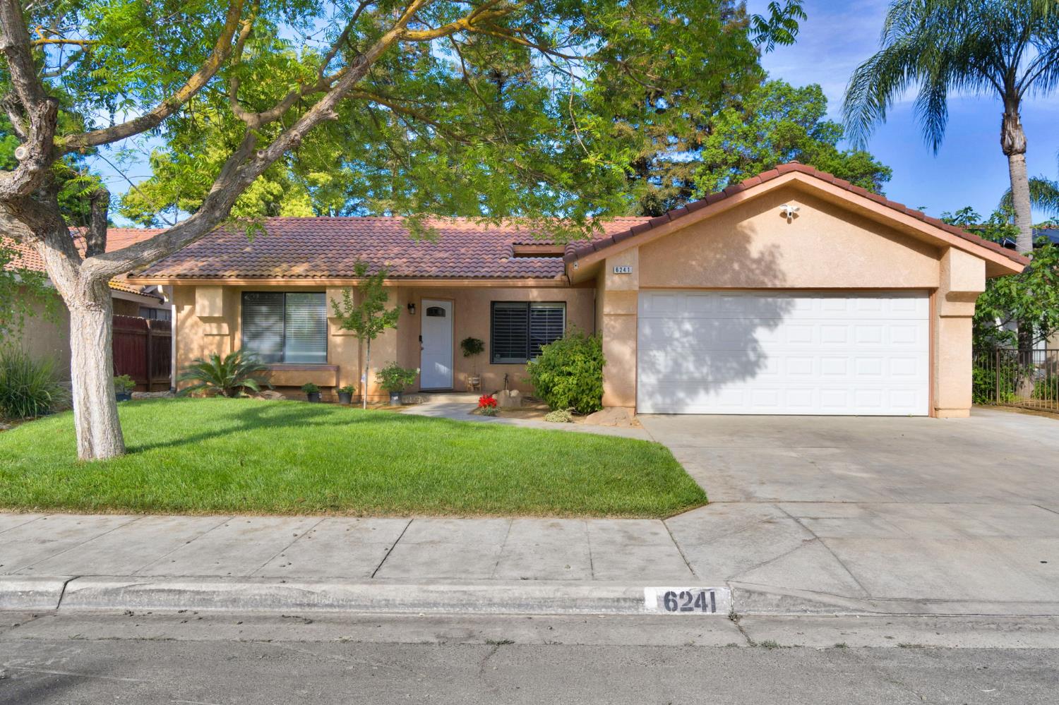 6241 N Lodi Ave, Fresno, CA 93722