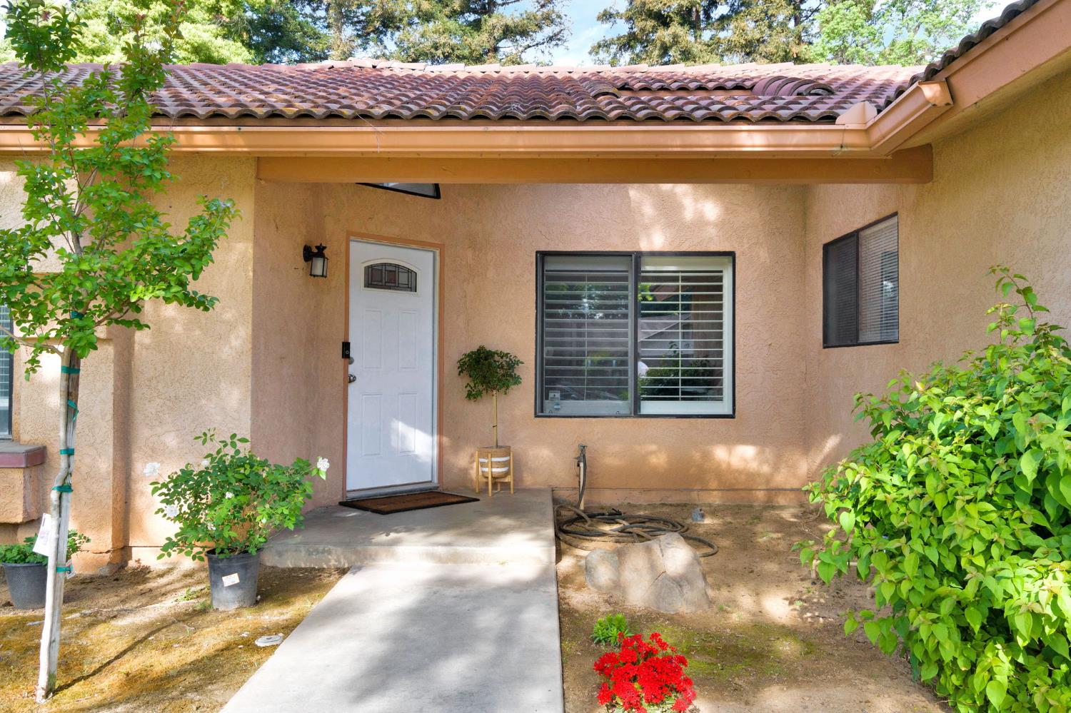 6241 N Lodi Ave, Fresno, CA 93722