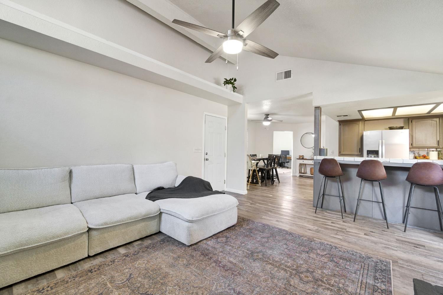 6241 N Lodi Ave, Fresno, CA 93722