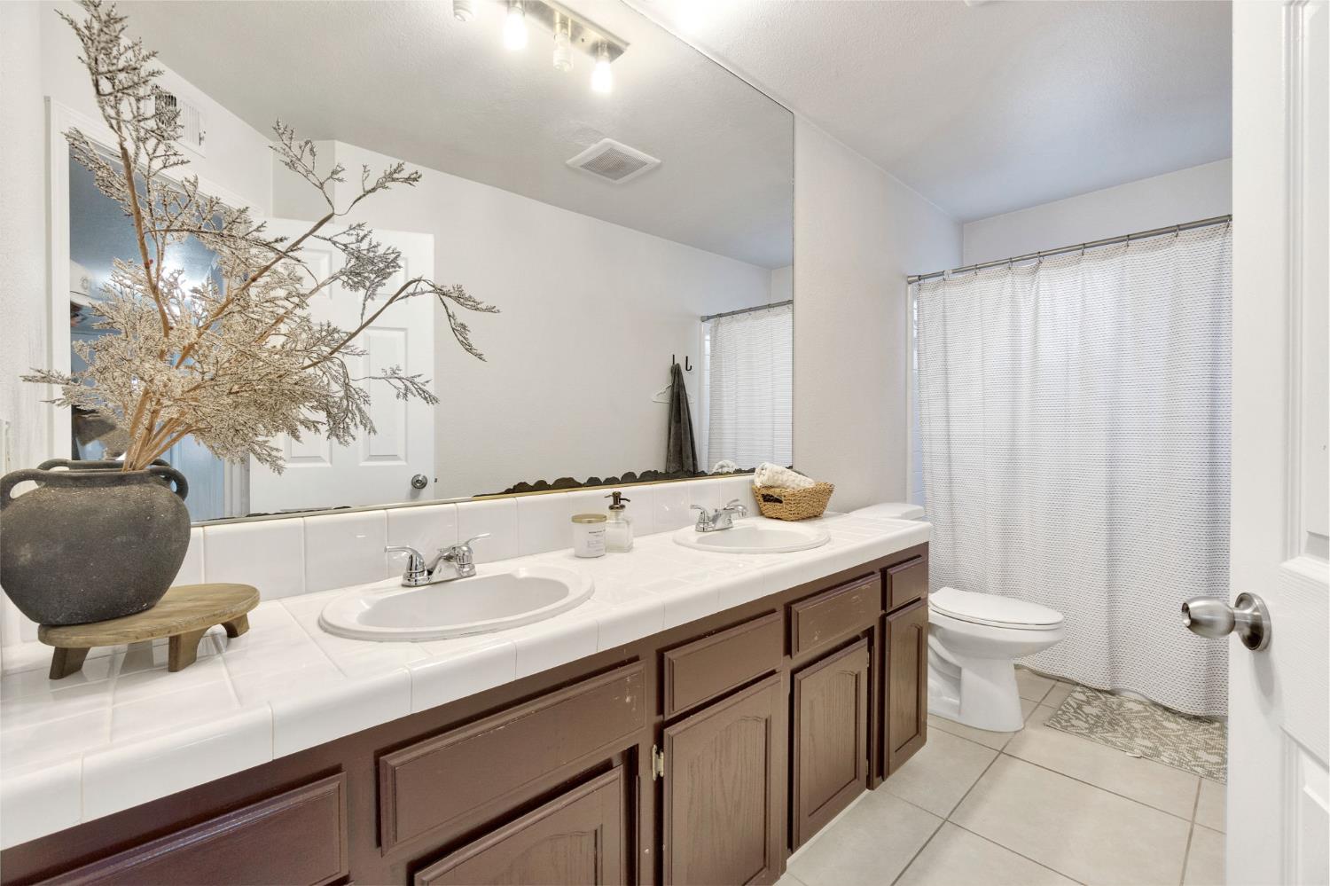 6241 N Lodi Ave, Fresno, CA 93722