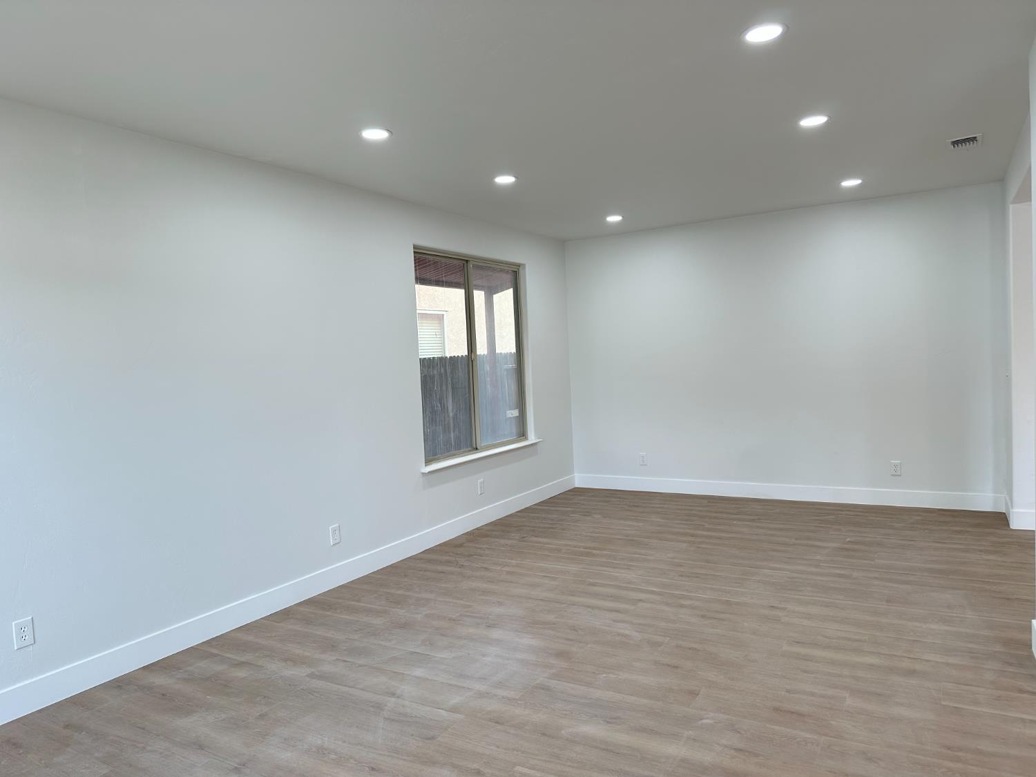 1823 Houston Ave, Clovis, CA 93619