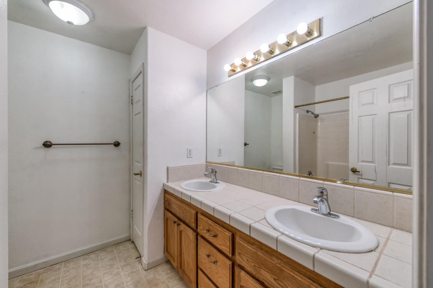 168 Makenna Dr, Madera, CA 93637