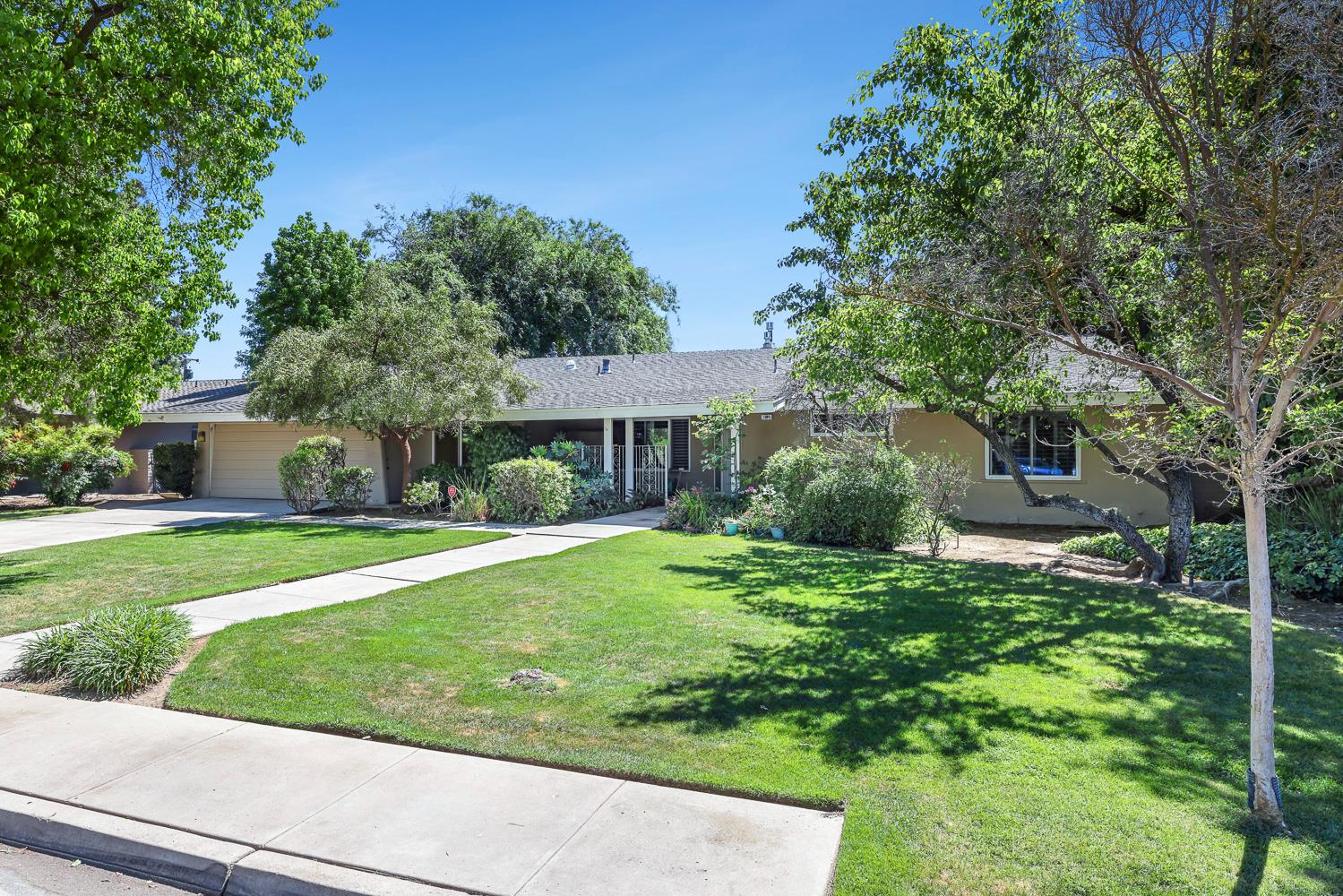 1095 W Roberts Ave, Fresno, CA 93711