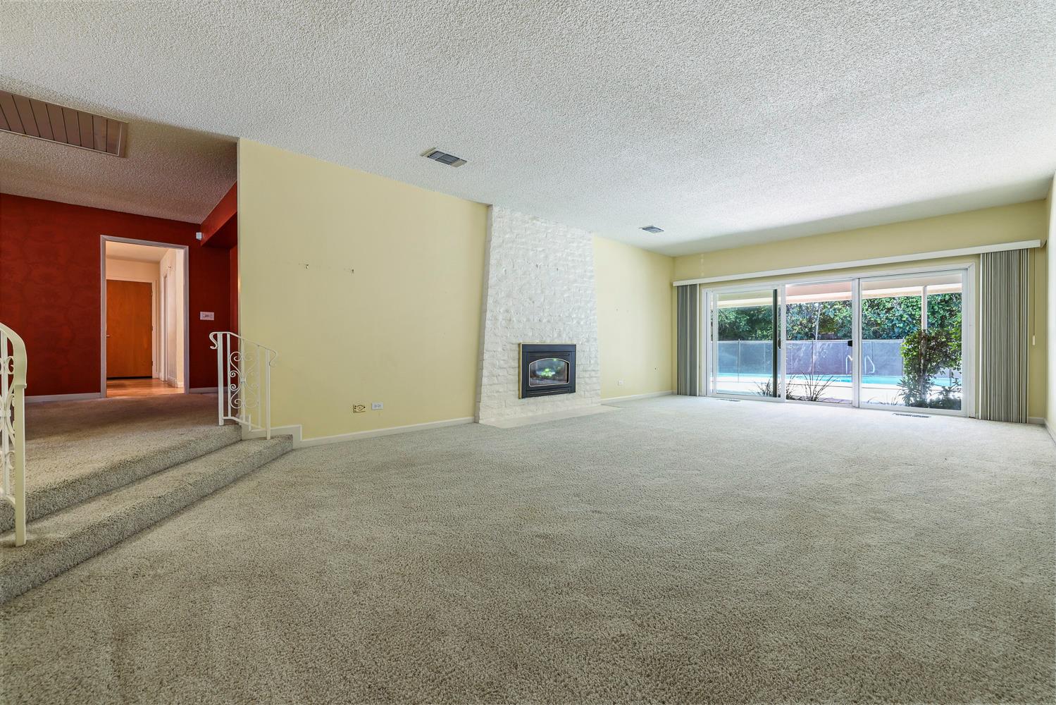 1095 W Roberts Ave, Fresno, CA 93711