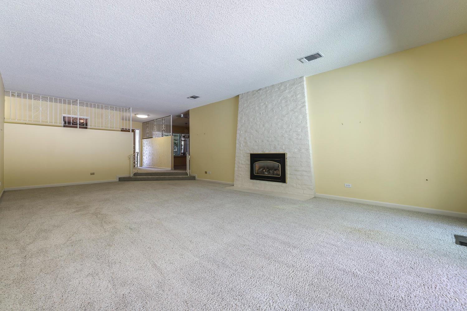 1095 W Roberts Ave, Fresno, CA 93711