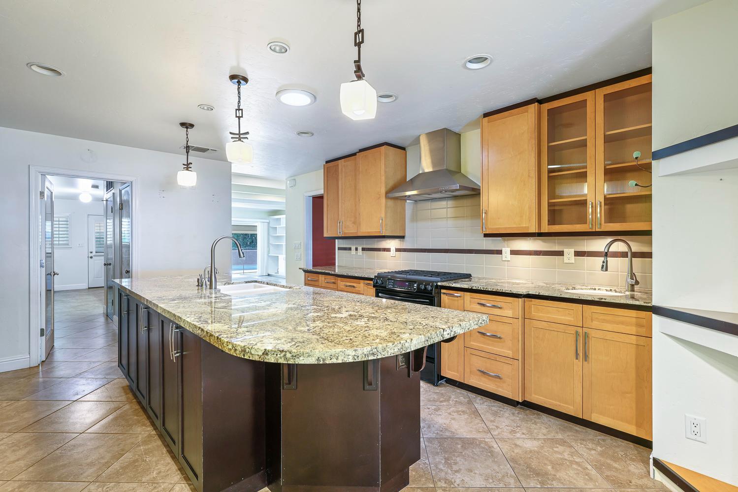 1095 W Roberts Ave, Fresno, CA 93711