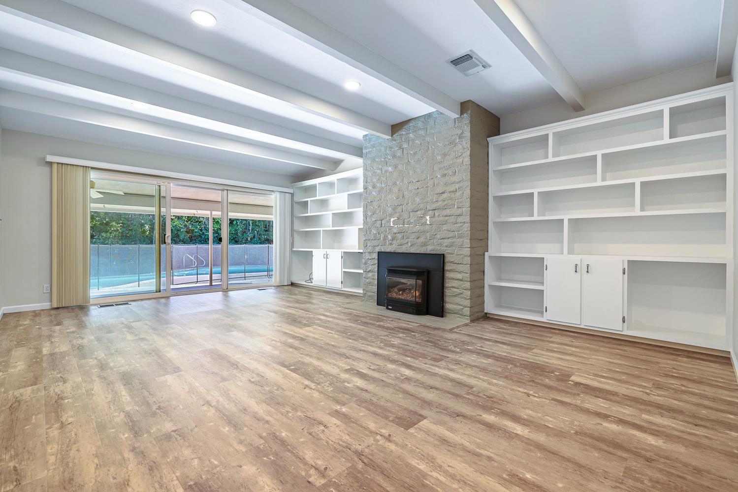 1095 W Roberts Ave, Fresno, CA 93711