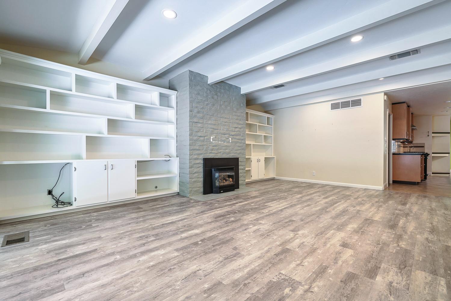 1095 W Roberts Ave, Fresno, CA 93711