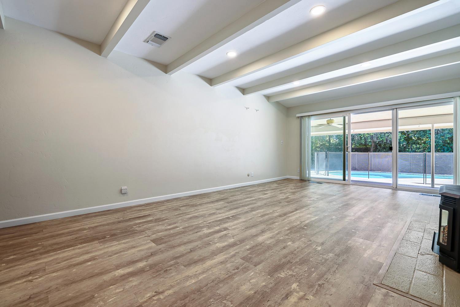 1095 W Roberts Ave, Fresno, CA 93711