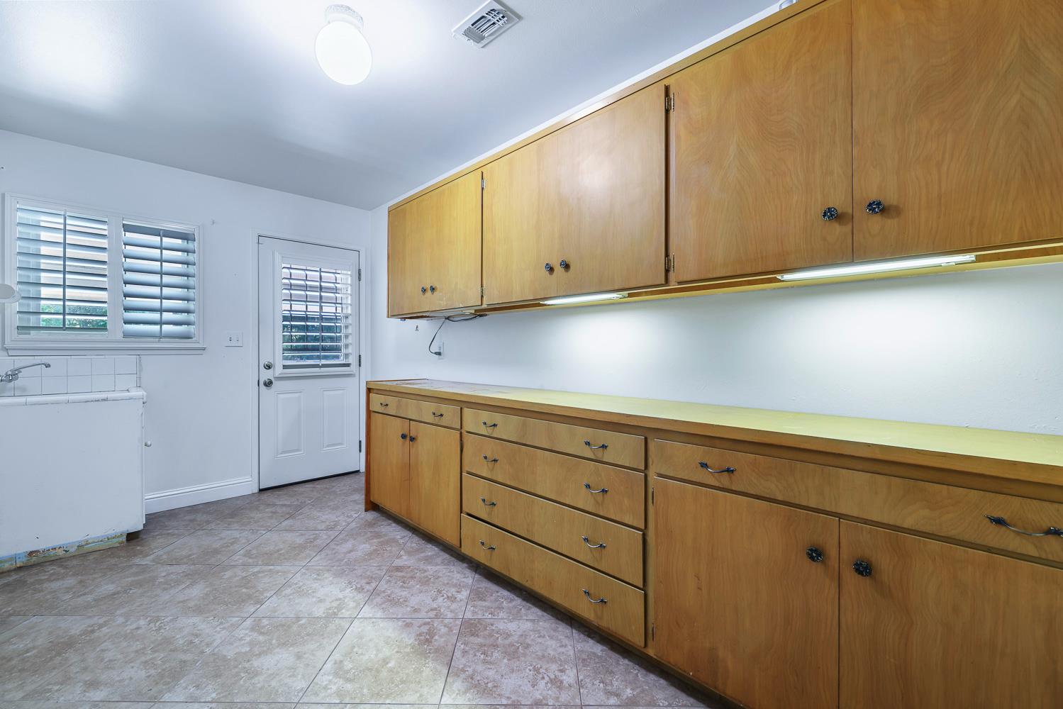 1095 W Roberts Ave, Fresno, CA 93711