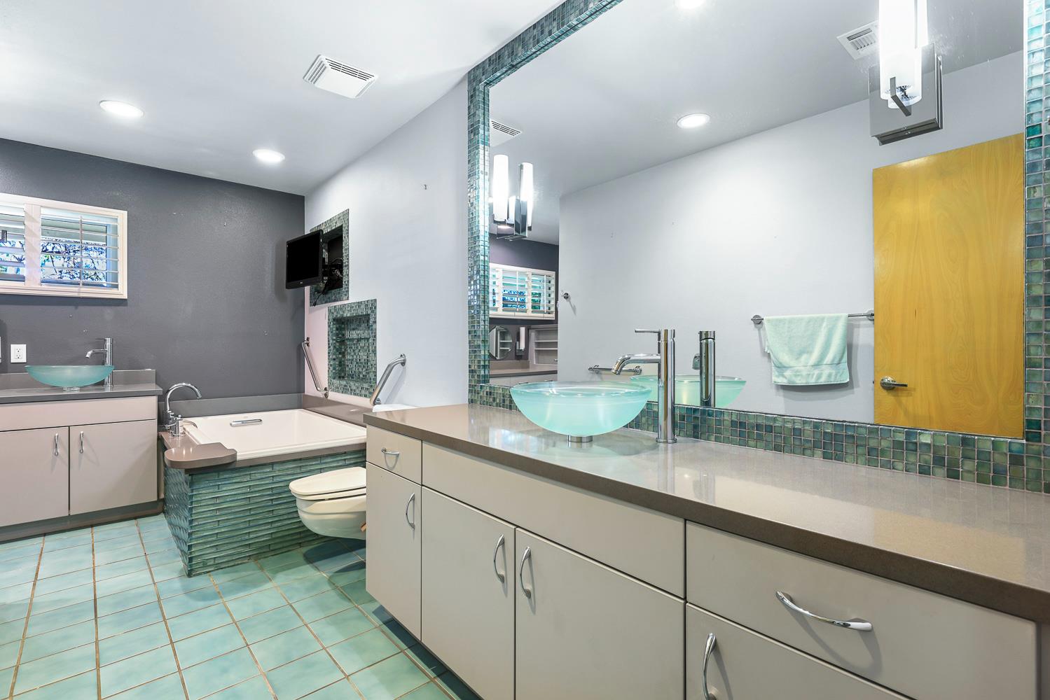 1095 W Roberts Ave, Fresno, CA 93711