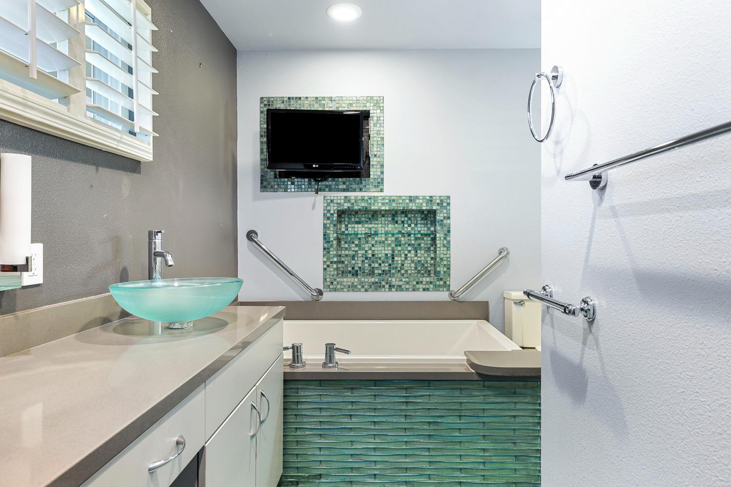 1095 W Roberts Ave, Fresno, CA 93711