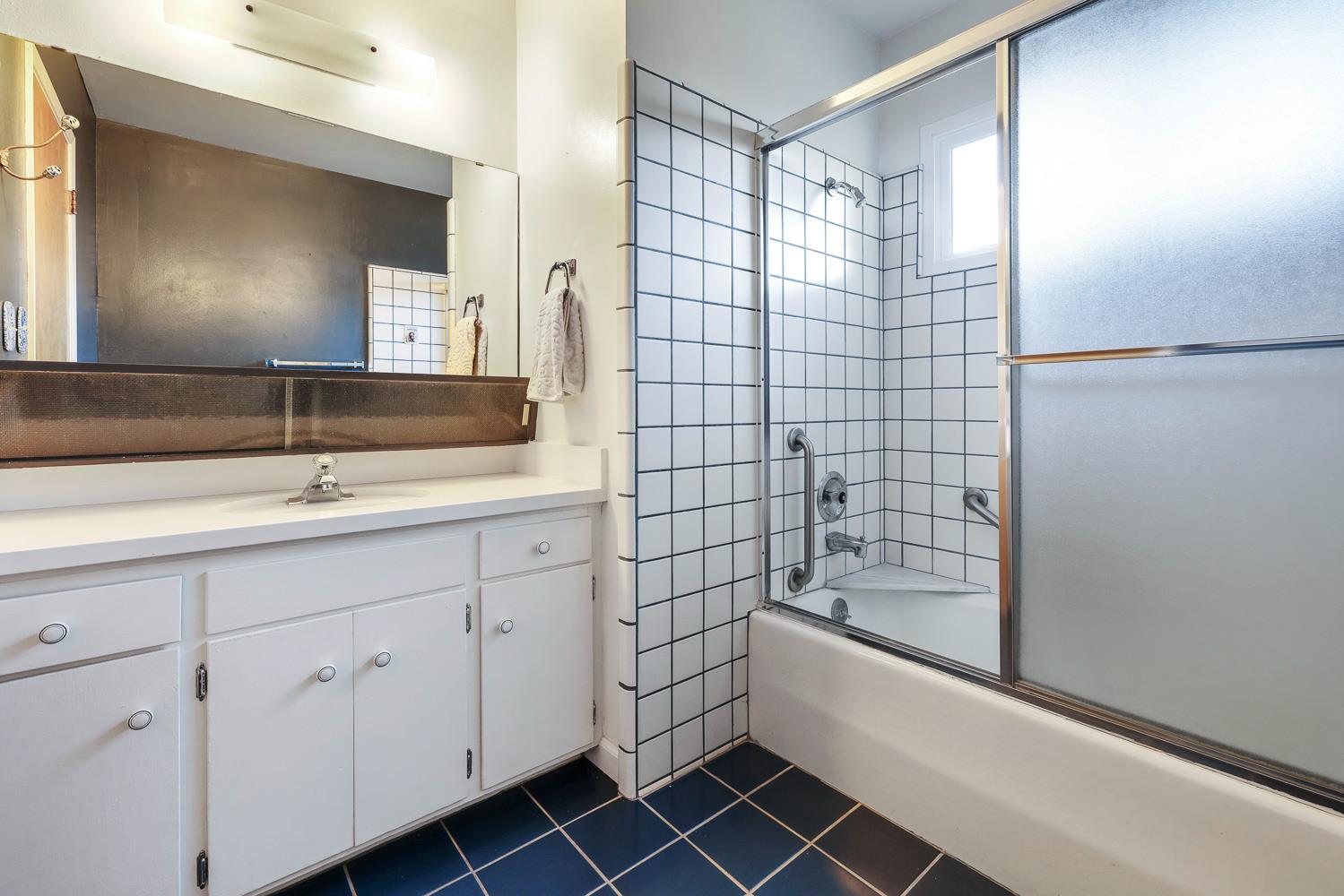 1095 W Roberts Ave, Fresno, CA 93711