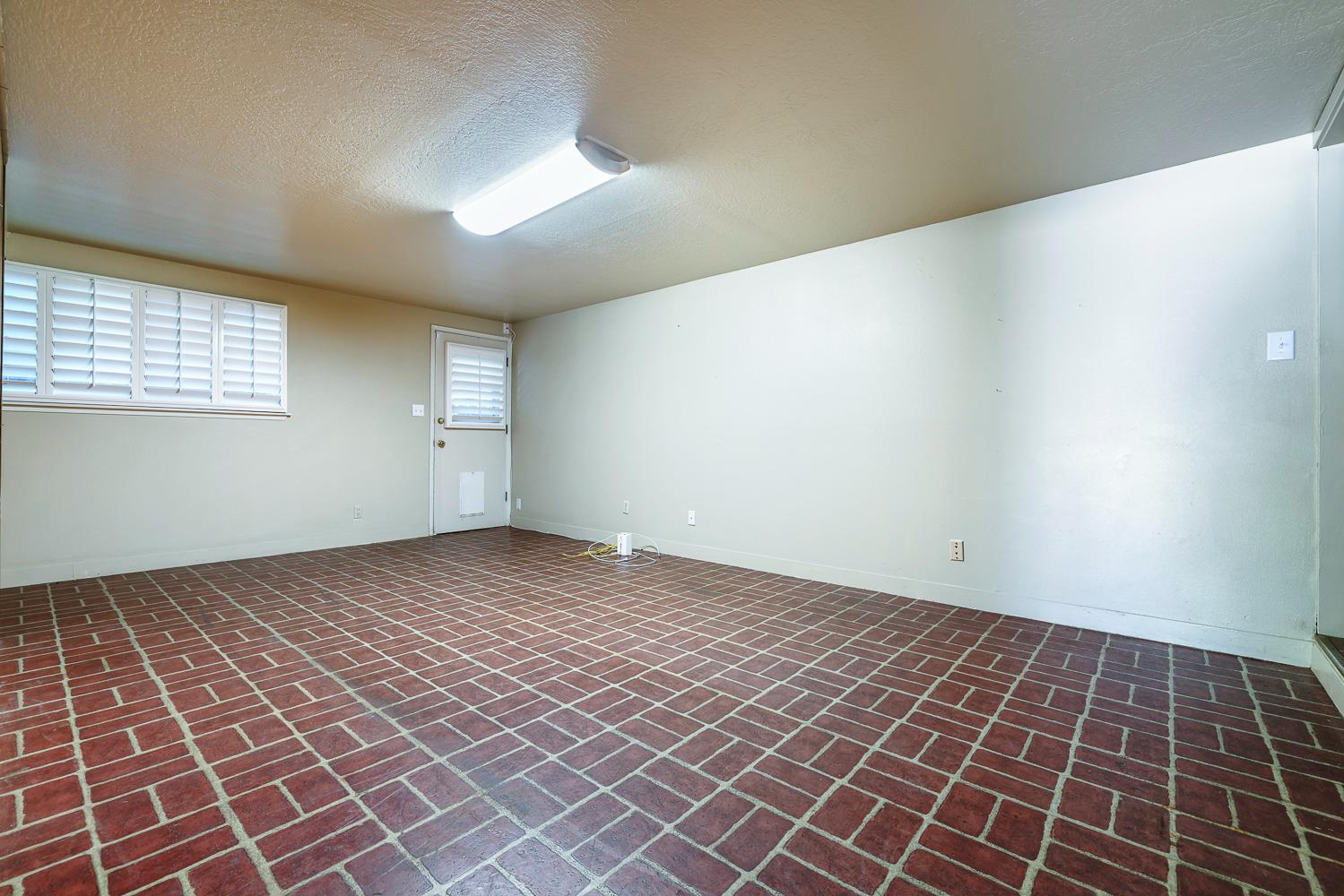 1095 W Roberts Ave, Fresno, CA 93711