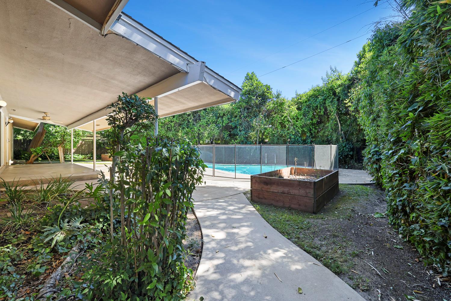 1095 W Roberts Ave, Fresno, CA 93711