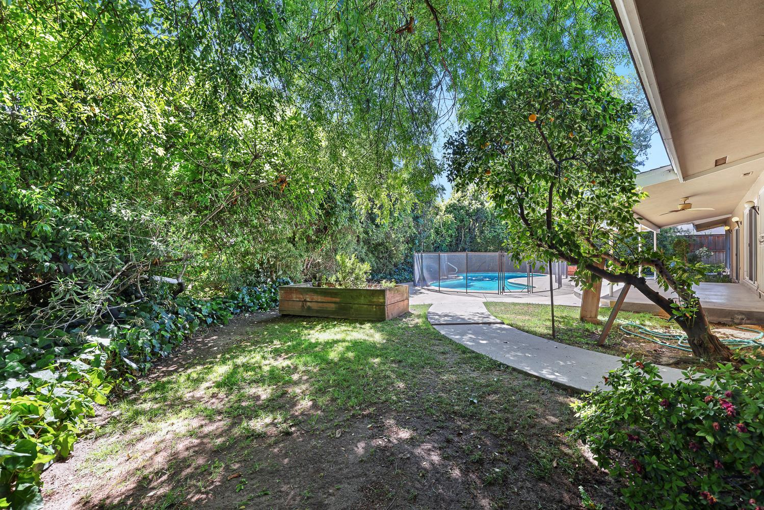 1095 W Roberts Ave, Fresno, CA 93711