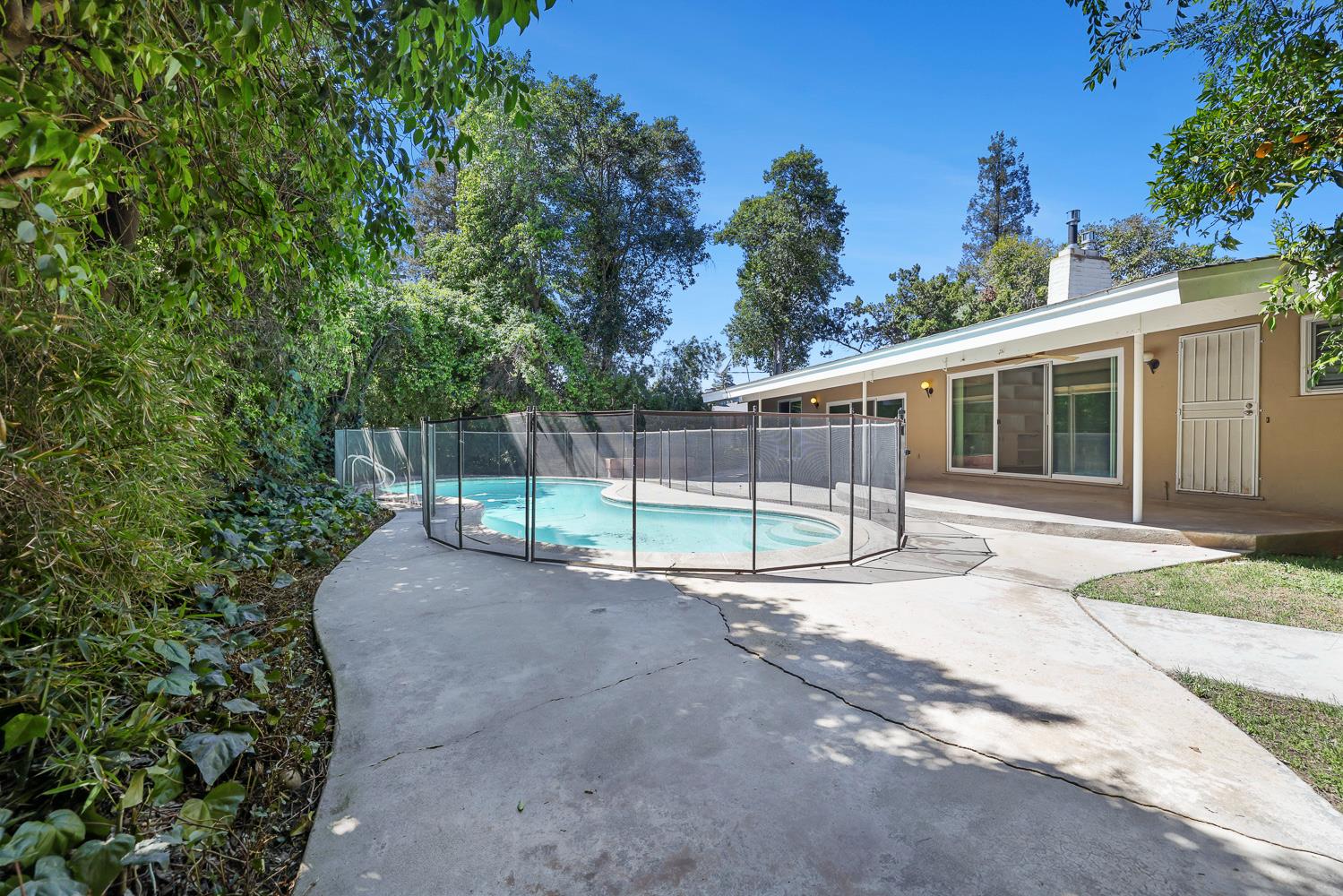 1095 W Roberts Ave, Fresno, CA 93711