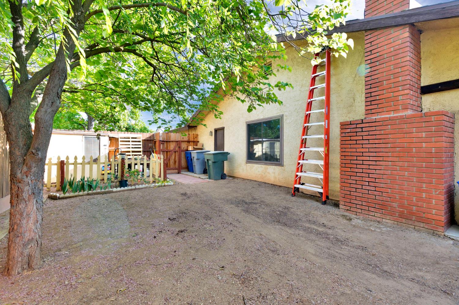 778 W Polson Ave, Clovis, CA 93612