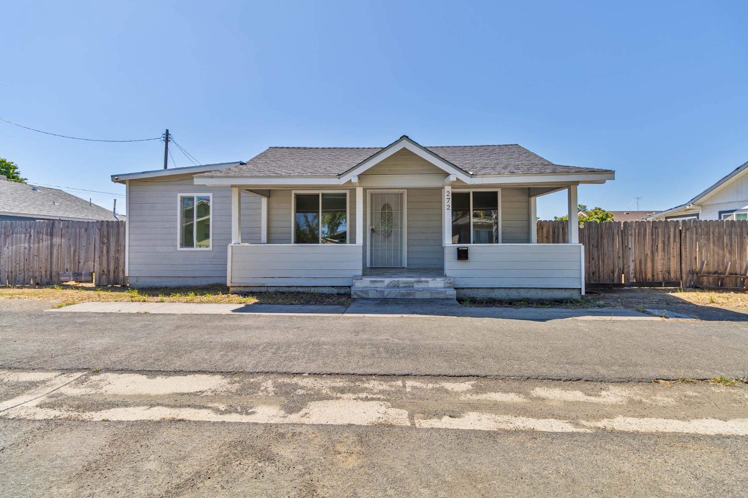 272 Pleasant St, Lindsay, CA 93247