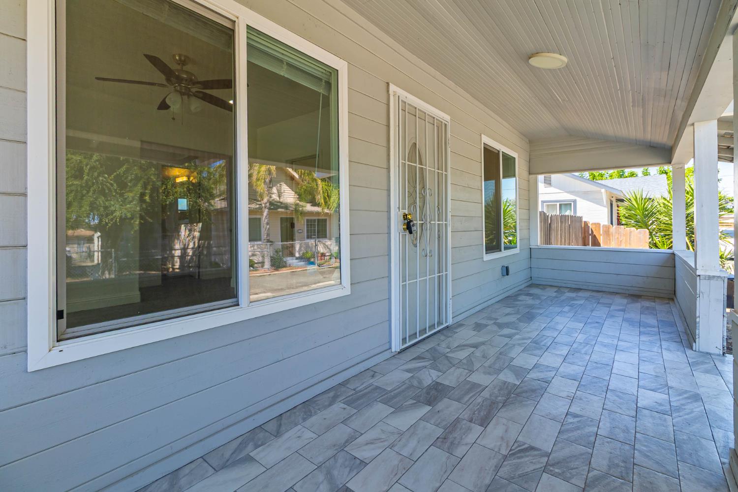 272 Pleasant St, Lindsay, CA 93247