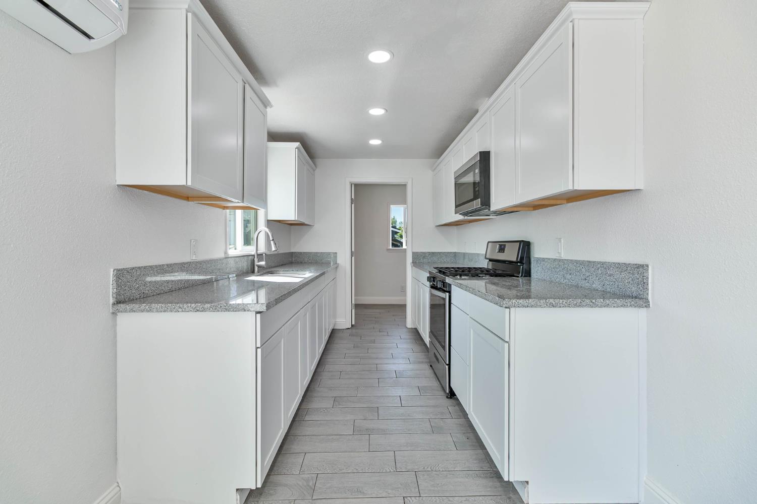 272 Pleasant St, Lindsay, CA 93247