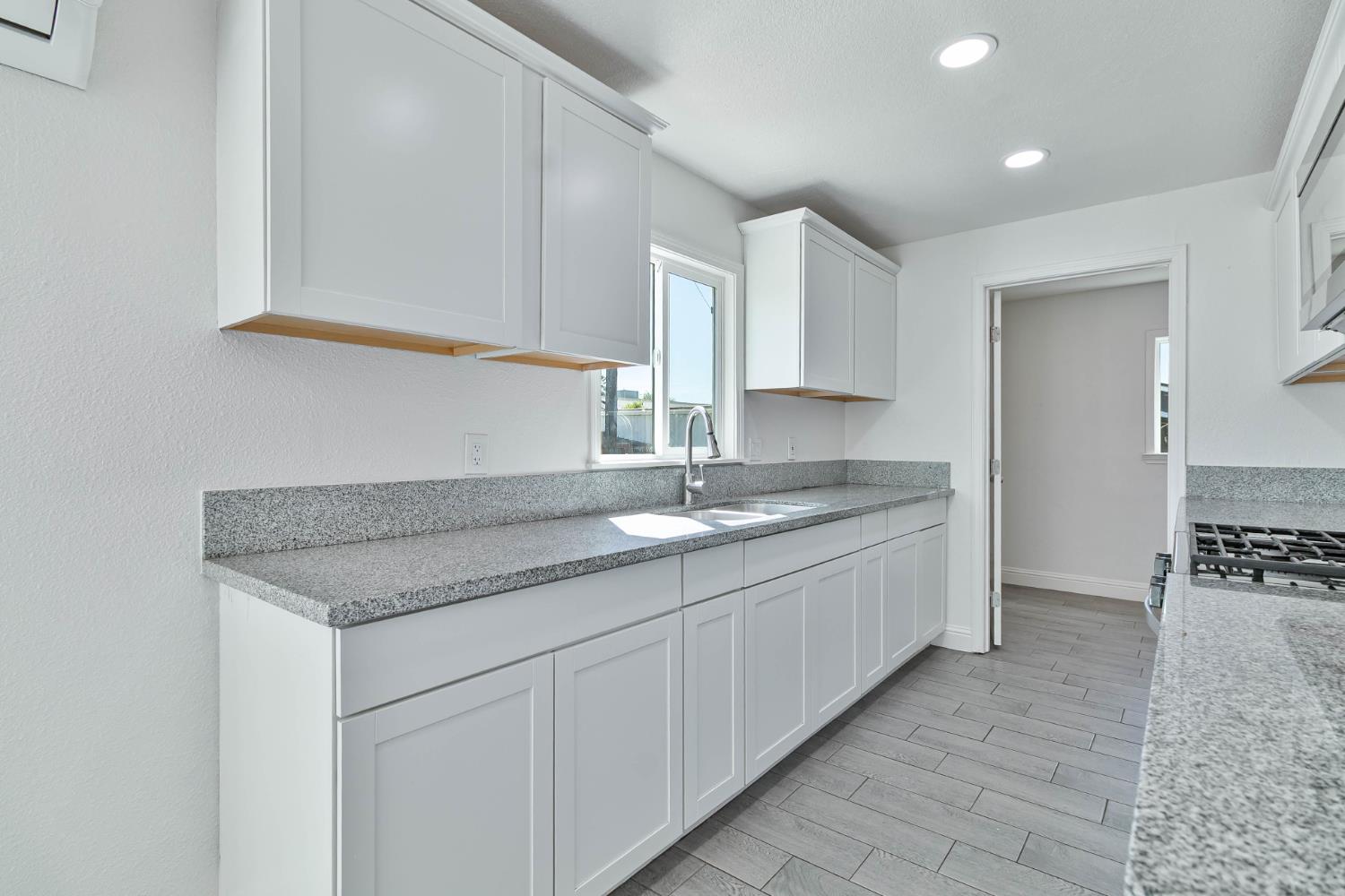 272 Pleasant St, Lindsay, CA 93247