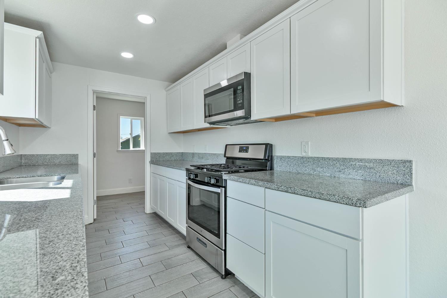 272 Pleasant St, Lindsay, CA 93247