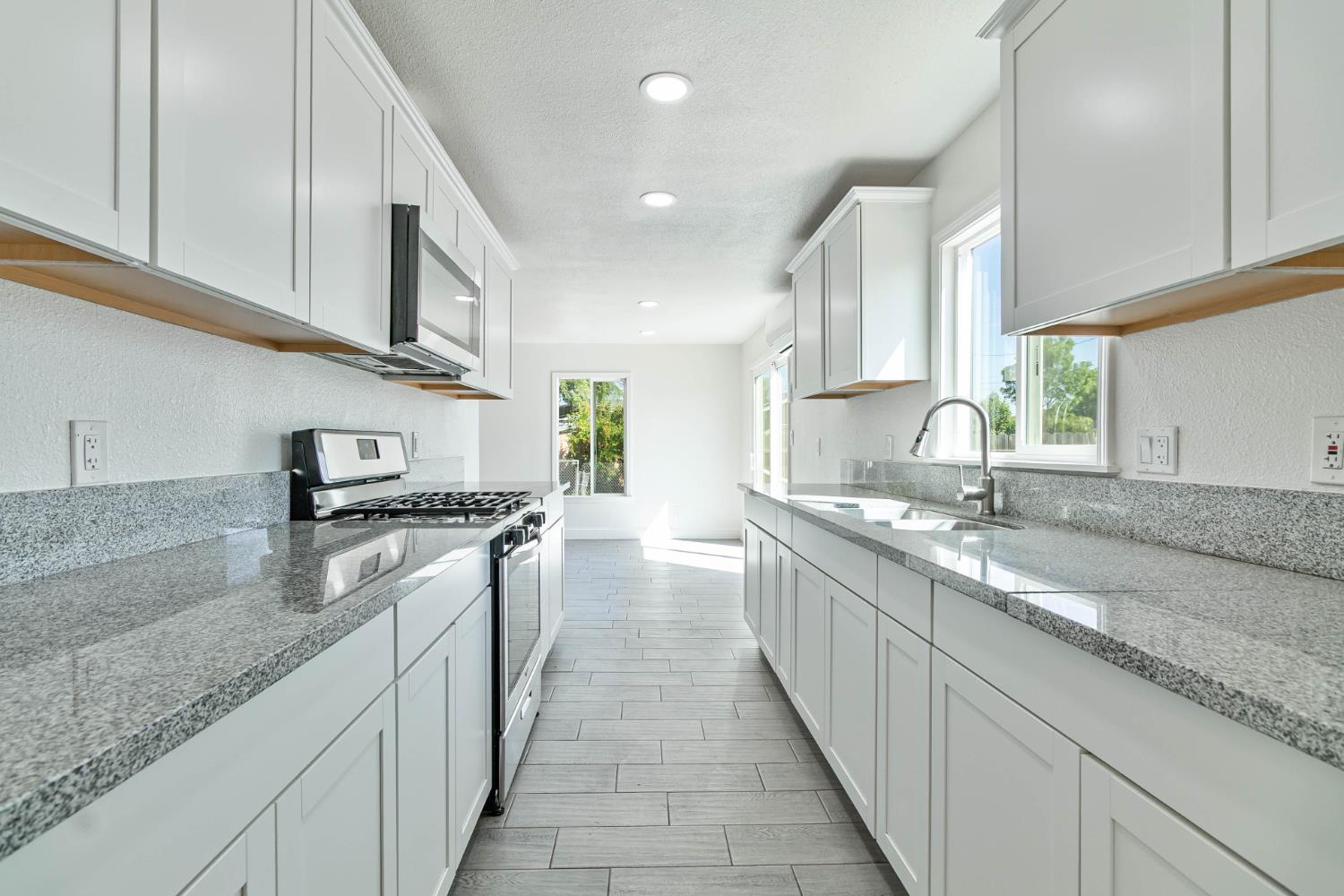 272 Pleasant St, Lindsay, CA 93247