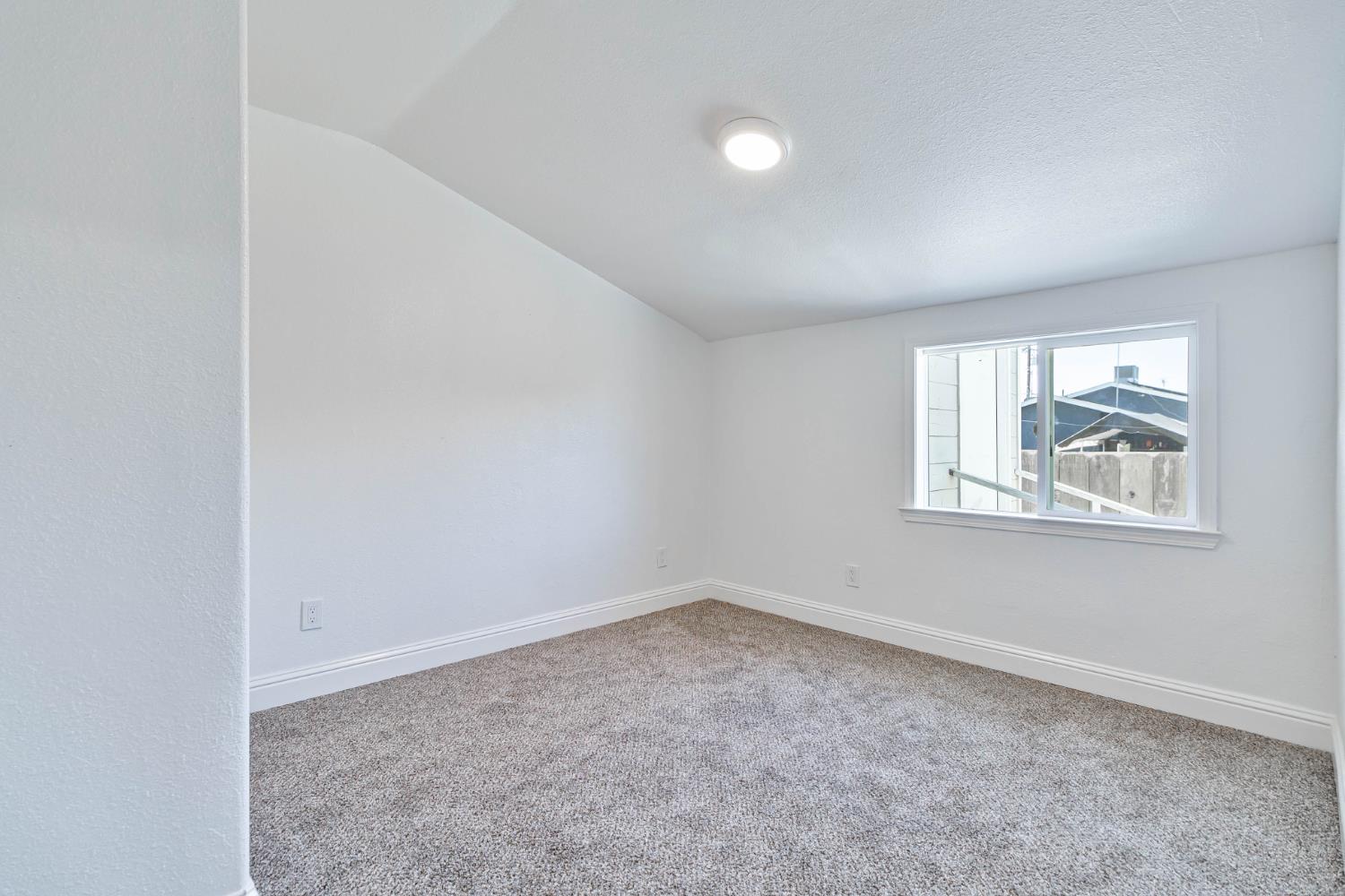 272 Pleasant St, Lindsay, CA 93247