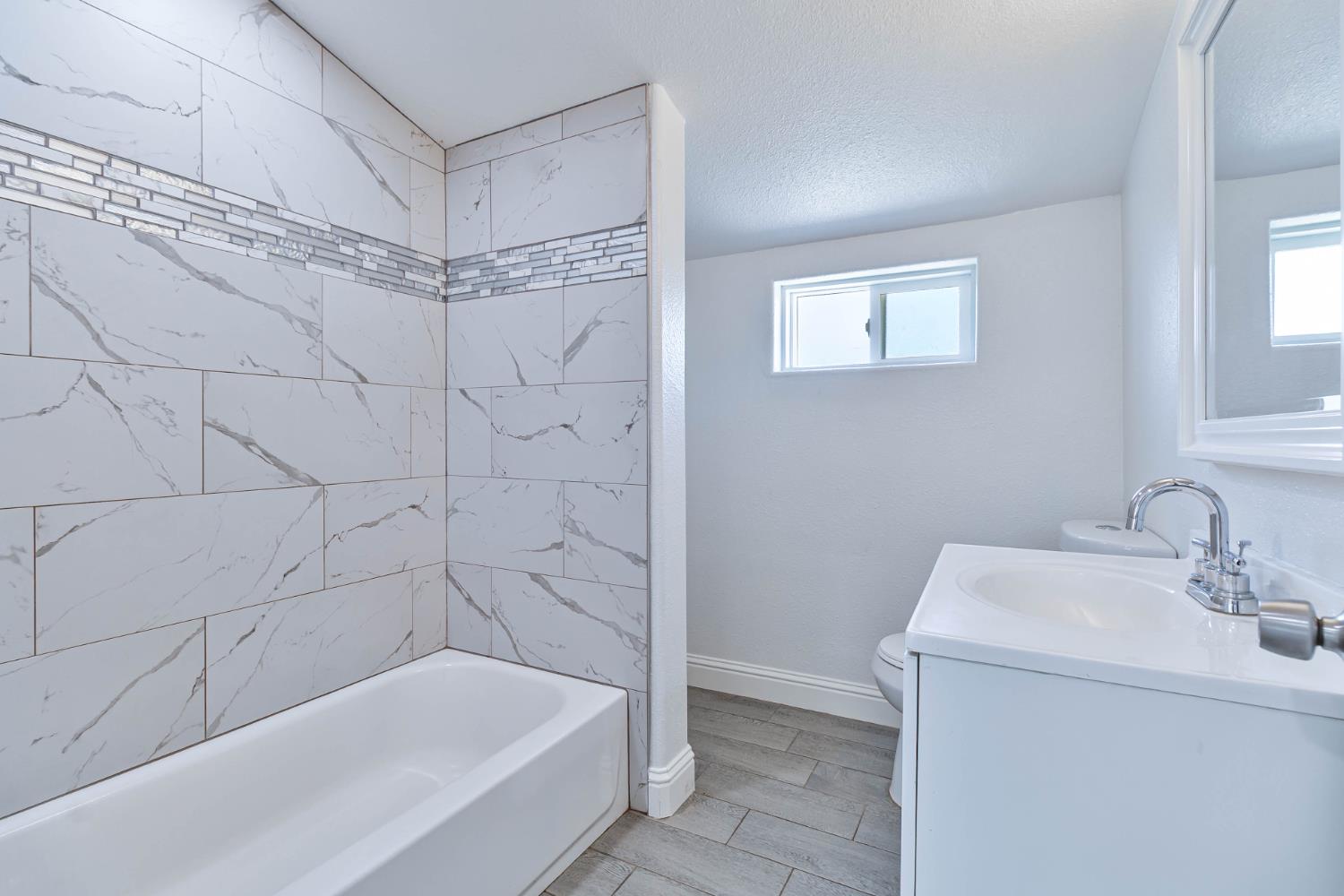 272 Pleasant St, Lindsay, CA 93247