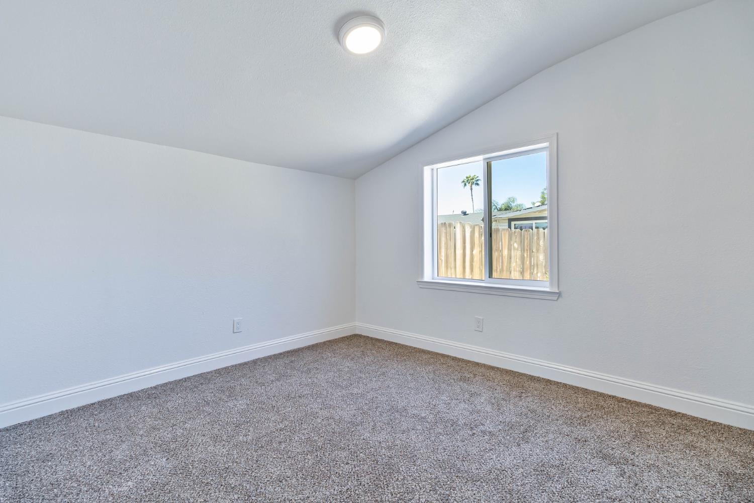 272 Pleasant St, Lindsay, CA 93247