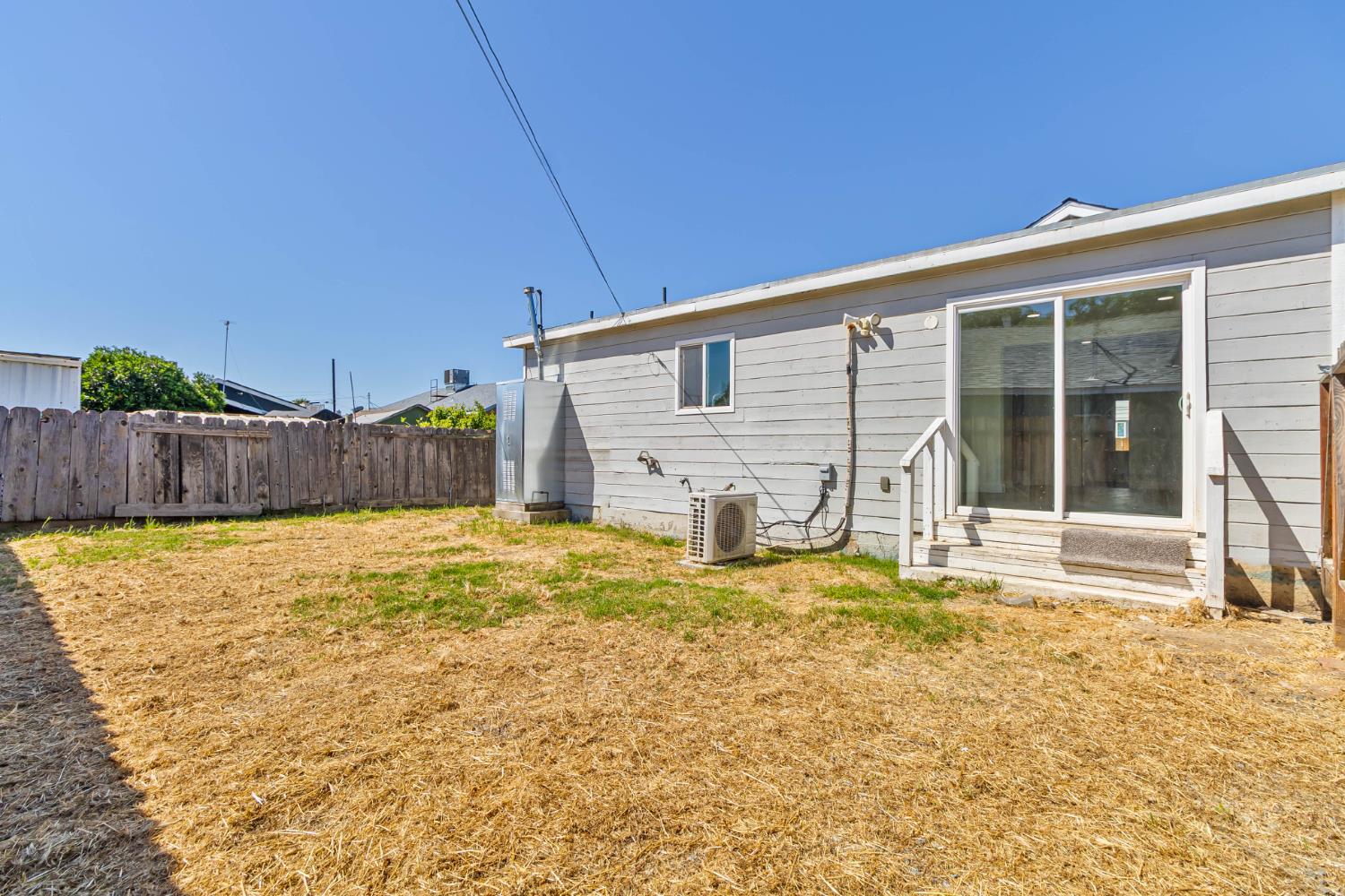 272 Pleasant St, Lindsay, CA 93247