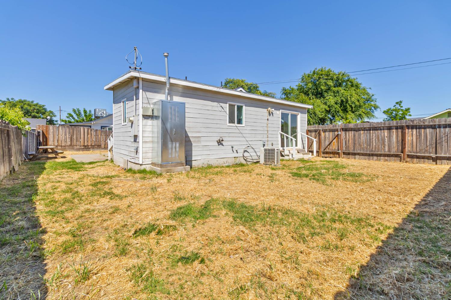 272 Pleasant St, Lindsay, CA 93247